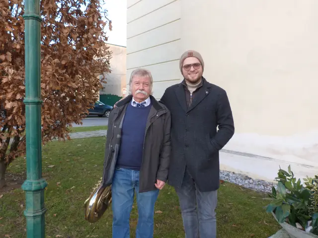 Die Musiker versammelten sich vor, sowie in der evangelischen Kirche bevor der Konzertabend los ging.  | Foto: Vanessa Wittmann