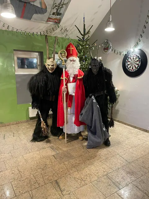 Zu Besuch beim Jugendheim: Nikolaus und Krampus. | Foto: arbes