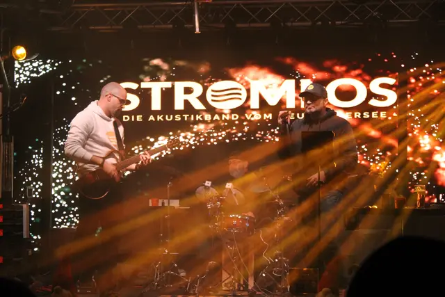 Für die Weihnachtsklänge sorgten am zweiten Adventsonntag die Akustikband Stromlos.