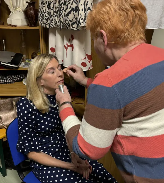 Anni Landl sorgt für das passende Bühnen-Make-up der Schauspieler.  | Foto: MeinBezirk/Barbara Babonitsch-Diewald