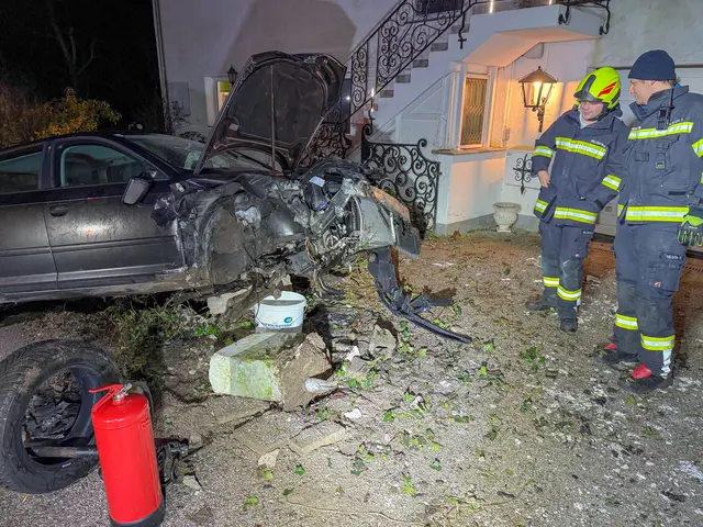 Alle fünf Insassen des Unfallwagens konnten sich selbst befreien. | Foto: Christian Stoxreiter