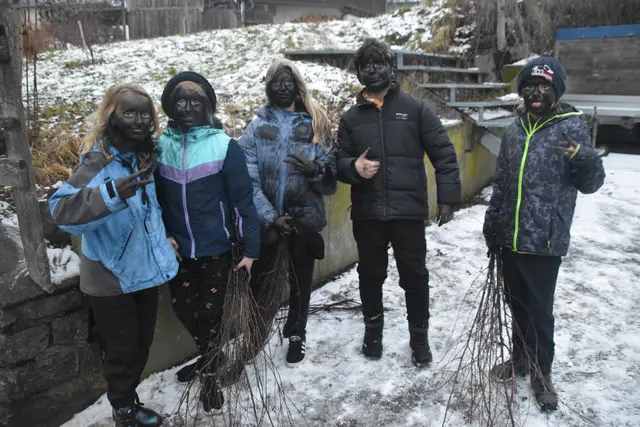 Die sog. "Nachschleicher" haben ebenso den ganzen Tag lang ihren Spaß daran, den Tuifln möglichst zu entkommen - nicht immer gelingt das. Diese "angruaßelten" Kinder erzählen ihre Erlebnisse mit Stolz und Humor.