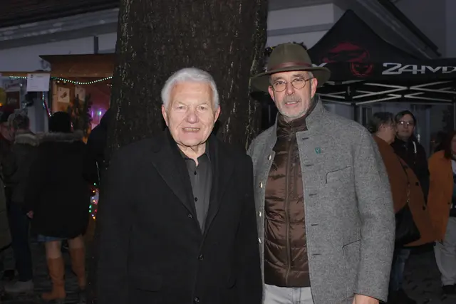 Altbürgermeister Fritz Ledermüller und Dir. Kurt Spiesmaier besuchten auch den Adventmarkt. | Foto: Walter Kellner