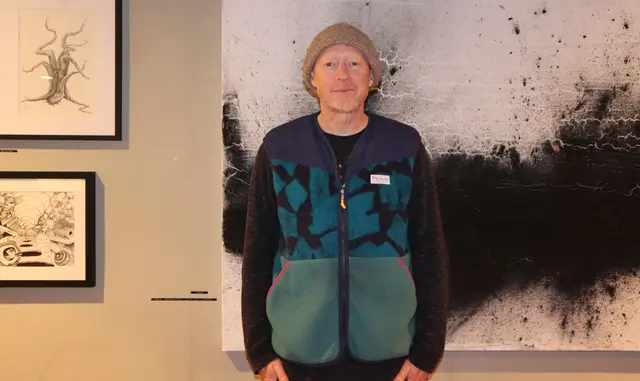 Der Neuseeländer Michael Stacey, der in Prutz lebt, zeigt Illustrationen und Zeichnungen, die die fröhliche Seite des Lebens widerspiegeln.  | Foto: Tatschl