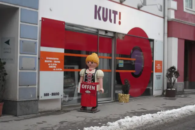 Damals-Foto: Diese Puppe zeigte schon von Weitem an, wenn das Lokal geöffnet war. | Foto: B. Hofmann