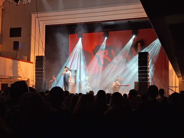 Die Besucherinnen und Besucher feiern ausgelassen und singen bei Rians Hits lautstark mit. | Foto: Stadt Bruck an der Mur