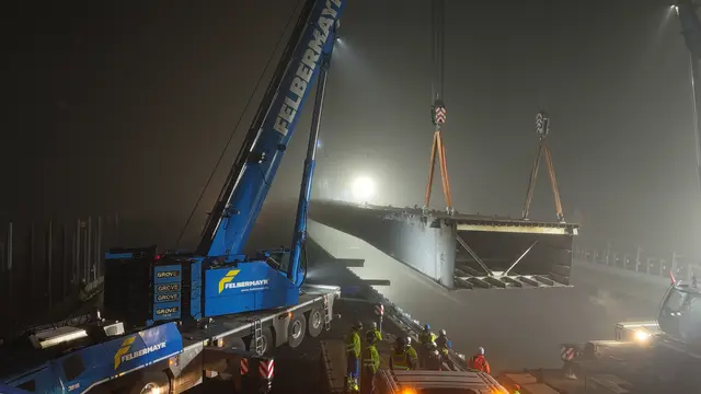 Eine tonnenschwere Aufgabe: Die zweite, 230 Tonnen schwere Murbrücke wurde ausgehoben und abtransportiert. | Foto: Asfinag
