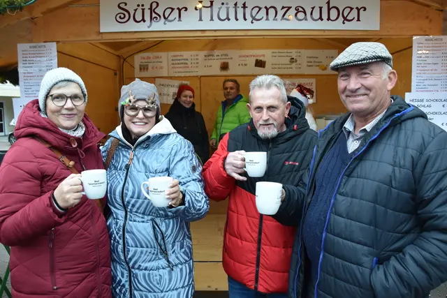 Heiße Getränke erwärmten die Besucherinnen und Besucher innerlich. | Foto: MeinBezirk/Michael Strini