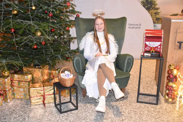 Das Christkind begrüßte die Gäste im Kultursaal unterm Christbaum. | Foto: MeinBezirk/Michael Strini