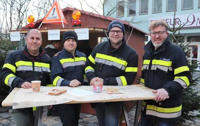 Kommandant Patrick Trummer bewirtete mit seinen Feuerwehrkollegen für einen guten Zweck die Gäste am Adventmarkt in Kalsdorf. | Foto: Edith Ertl
