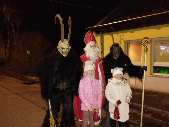 Nikolaus und Krampus brachten Geschenkssackerl für Kinder. | Foto: arbes