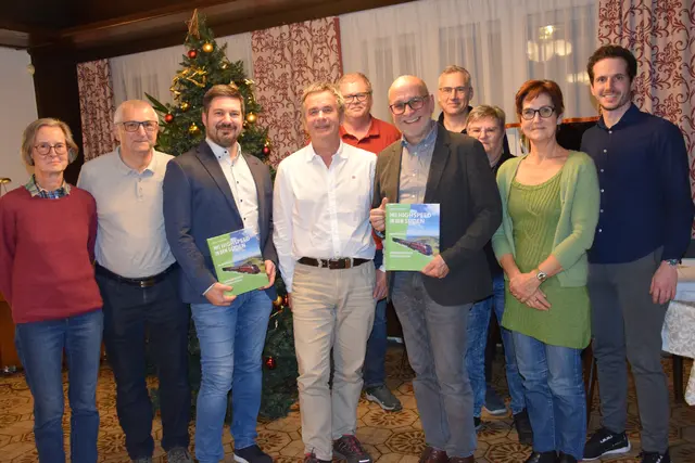  Das letzte Treffen der Plattform im Bild mit Vizebgm.Robert Sackl, Helmut Steiner von der ÖBB, sowie einige Mitglieder der Interessengemeinschaft mit Obmann Andreas Vondrak.
 | Foto: MeinBezirk/Josef Strohmeier