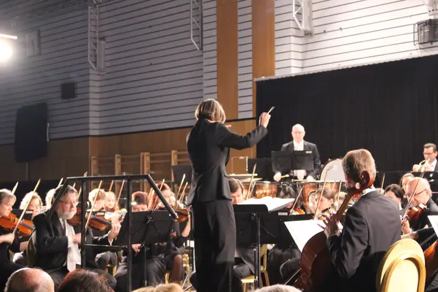 Die Philharmonie Marchfeld präsentierte am zweiten Adventsonntag in der Stadthalle Gänserndorf ihr Konzert „Licht und Dunkel“. | Foto: Sadiki-Peckary