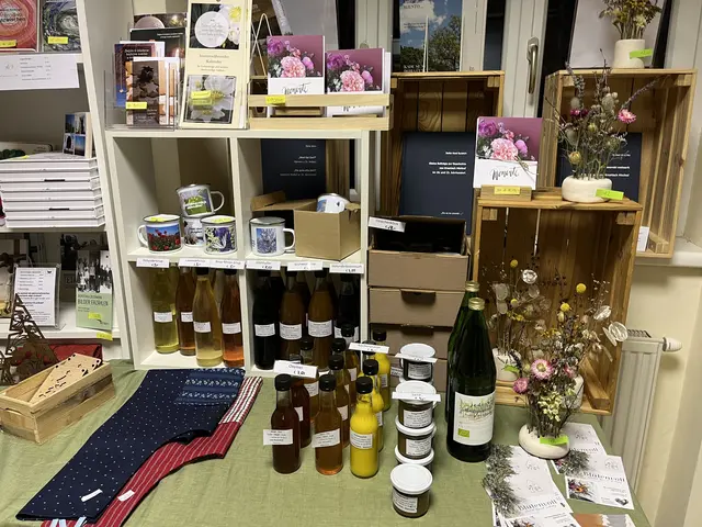 Viele liebevolle regionale Produkte im kleinen Regional- und Weihnachtsmarkt der Bibliothek | Foto: Gesa Buzanich