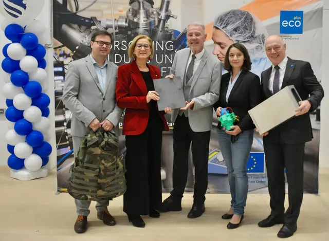 Michael Kitzmantel, Managing Director RHP-Technology GmbH, Landeshauptfrau Johanna Mikl-Leitner, Wiener Neustadts Bürgermeister Klaus Schneeberger, FOTEC-Chemikerin Marlies Bartel-Schlauf und  ecoplus-Geschäftsführer Helmut Miernicki. | Foto: Sascha Trimmel