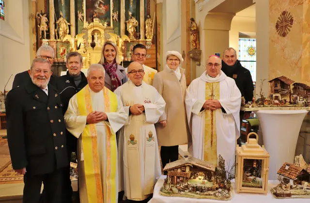 Fritz Marx, Friedrich Trstenjak und Norbert Glaser (1.Reihe), Bgm. a.D. Karl Brodschneider, Bgm. Barbara Walch, Landesobfrau Waltraude Lechner, Bischof Wilhelm Krautwaschl und der Obmann der Krippenfreunde Kaiserwald Alois Kickmaier.  | Foto: Edith Ertl