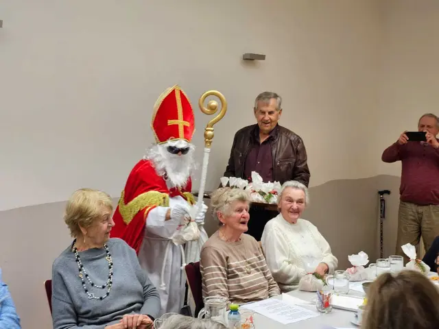 Nikolaus und OGV Josef Woschitz verteilen Geschenke an die Pensionistinnen Magdalena Hütter, Maria Hoschopf und Rosa Biller. | Foto: Franz Seckel