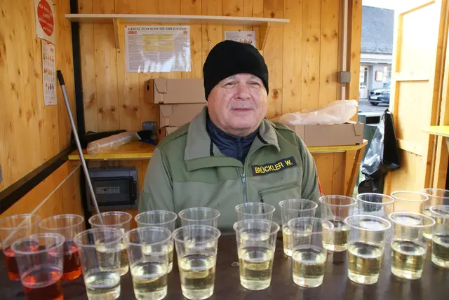 Kleiner Umtrunk vor der Kirche. | Foto: Anna Maria Kaufmann