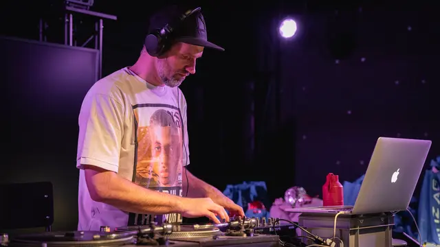 DJ Parrish heizte den Breakern und dem Publikum mit flotten Beats ein.  | Foto: Markus Obernosterer
