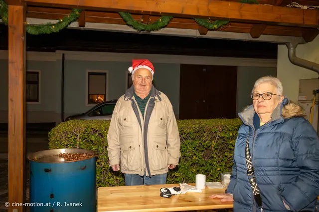 Heiße Maroni gab es bei Rudolf Takacs- hier mit Schwester Maria H.  | Foto: cine-motion.at / R. Ivanek