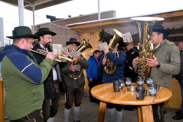 Für nötige musikalische Weihnachtsstücke sorgte eine Abordnung der Marktmusik Sinabelkirchen 