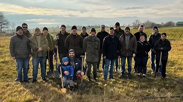 Jagdleiter und Stadtrat Herbert Wolf, Bürgermeister Dominik Litzka und die vielen freiwilligen Helfer und Mitarbeiter bei der Baumpflanzaktion in Wolkersdorf. | Foto: privat
