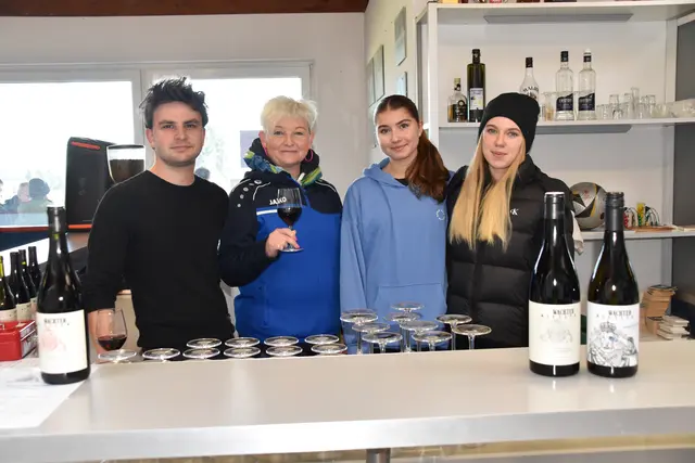 Weinkost: Michael Schnalzer, Sonja Leitner, Finja-Valentina Derndarsky, Valentina Konrad  | Foto: MeinBezirk/Michael Strini