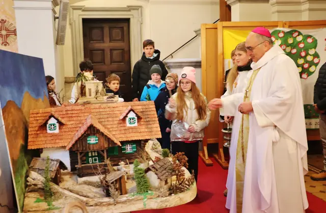 Zur Segnung ging Bischof Wilhelm Krautwaschl in Begleitung der beim Gottesdienst anwesenden Kinder von Krippe zu Krippe  | Foto: Edith Ertl