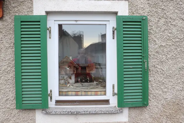 Die Fenster der Krippenbauschule sind mit Krippen geschmückt.  | Foto: Edith Ertl