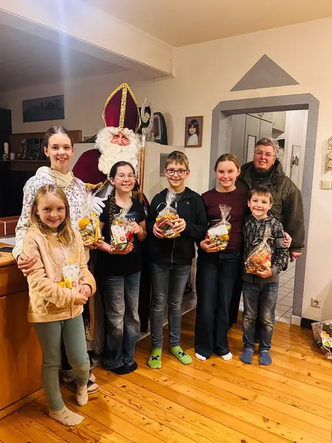 Hanna Glaser-Trost, Rebecca Rauscher, Marlene Keklik, Felix Glaser-Trost, Sarah Tiefenbacher, Laurenz Keklik freuten sich über den Besuch von Nikolaus Wolfgang Labenbacher und Organisatorin GR Helga Krickl. 
 | Foto: Volkspartei Stadt Lilienfeld 