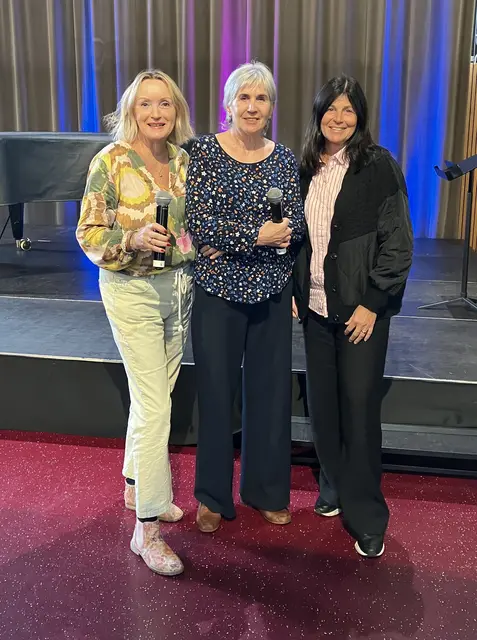 Die beiden Organisatorinnen der Veranstaltung Tania Zawadil (li): kbw Kufstein Mitglied und von der kfb Regionalstelle Wörgl und Elisabeth Höpflinger (Zweite von li) vom kbw Kufstein sind begeistert vom Veranstaltungssaal der Landesmusikschule Kufstein.