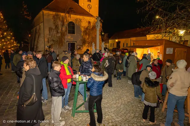Nikolauspunsch am Kirchenplatz mit Weihnachtsbaum. | Foto: cine-motion.at / R. Ivanek