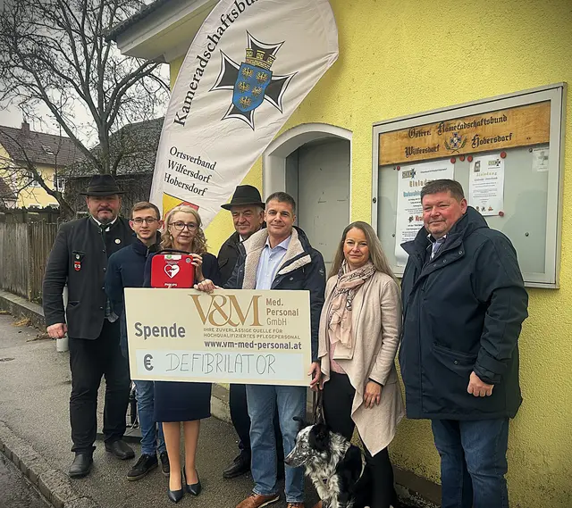Josef Kohzina, Obmann Stellvertreter der Ortsjugend Wilfersdorf-Hobersdorf, GR Stefan Dersch, V&amp;M Geschäftsführerin Tanja Maier, Erich Wallisch, V&amp;M Geschäftsführer Theodor Visnjevski, Daniela Visnjevski mit Therapiehund Oskar, gf. GR und Vertreter beim NÖ Zivilschutzverband Horst Obermayer. | Foto: Christine Kohzina 