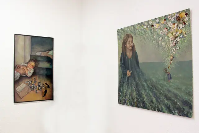 Die Ölbilder von Sara Latta sind von tiefgründig erdachten Bildwelten geprägt und zeigen eine malerische Handschrift im Stil alter Meister*innen.