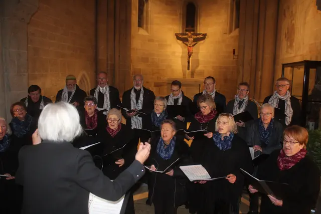 Stimmungsvoll durch die Adventzeit: Der Bezirkslehrerchor Horn mit seinem Konzert in Schöngrabern. | Foto: arbes