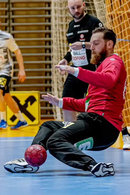 Adrian Lombes-Birkenheuer zeigte – unterstützt von seinen Vorderleuten – im Tor der Sportunion Leoben abermals eine starke Leistung. | Foto: Robert Edegger