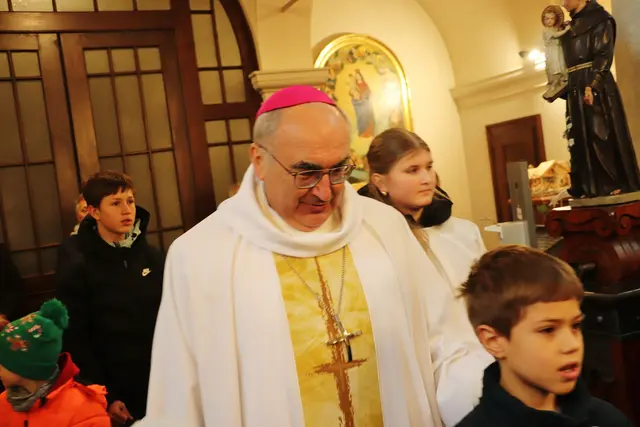 Bischof Wilhelm segnete die Krippen Bei sich zu Hause steht eine Krippe aus Ton vom Piusinstitut, hergestellt von Kindern mit Behinderung, ließ er MEIN BEZIRK wissen. Im Jänner will Bischof Wilhelm nach Israel fahren, aus Solidarität mit den dort lebenden Christen.  | Foto: Edith Ertl