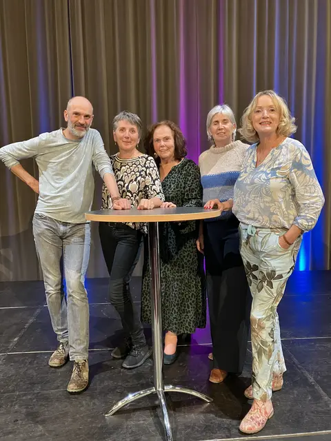 Ein besonderer Dank gilt zudem Petra Unterberger (Zweite von li) für die Projektbegleitung und Armin Staffler (ganz li) für die theaterpädagogische Leitung.
Die Organisatorinnen des Abends in der LMS Kufstein Tania Zawadil (ganz re) kbw Mitglied und von der kfb Regionalstelle Wörgl und Elisabeh Höpflinger kbw Kufstein Mitglied (Zweite von re) freuen sich zusammen mit kfb Salzburg Vorstandsfrau Evi Oberhauser (Dritte von li) über den gelungenen Theaterabend!