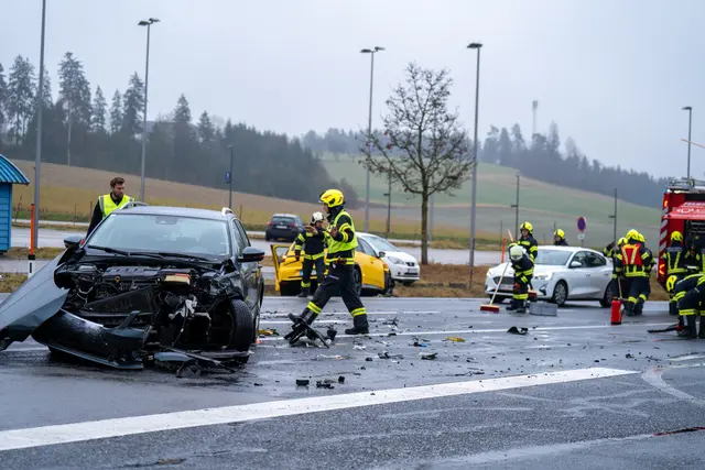 Die beiden Unfallautos wurden schwer beschädigt. | Foto: TEAM FOTOKERSCHI / MARTIN SCHARINGER