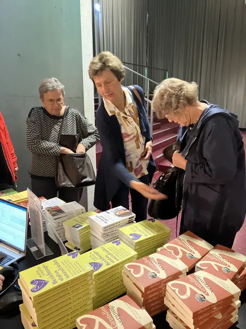 Danke an Buch-Café Lippott für den sehr gut sortierten Büchertisch!