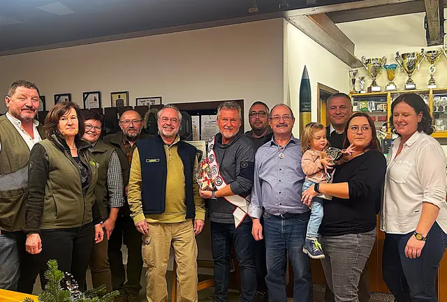 Josef und Christine Kohzina, Gabi und Herbert Ullmann, Helmut Marschitz, Geburtstagskind Dieter Rath, Walter Ofenauer, Bobby Breuer, Rudi Dorn, Karoline, Stephanie und Lisa Rath. | Foto: Schützenverein-Mistelbach 