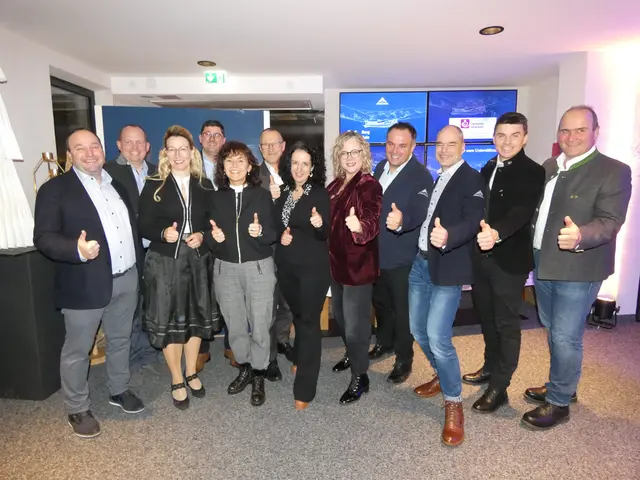 Freuten sich über die Rekordspendensumme sehr: GF Martin Pregenzer, Bgm. Karl Heymich, Prokuristin Claudia Plangger, GF Christoph Schalber, Barbara Baumgartner, Horst Szeli, NR Margreth Falkner, LA Beate Scheiber, GF Michael Schöpf, GF Stefan Mangott, Bgm. Simon Schwendinger und Bgm. Hans Pittl. 