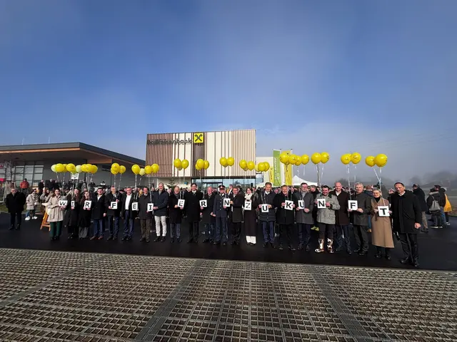 Gemeinsam wurde am zweiten Adventsonntag die Eröffnung des neuen Bankgebäudes der Raiffeisenbank in Heimschuh gefeiert. | Foto: MeinBezirk/E. Korbe