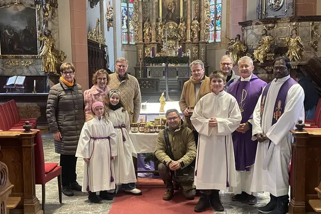 Hildegard Kraßnik, Obfrau Margit Cuder, Kassier Heinrich Meran, Schriftführer Hubert Cuder, Vizebürgermeister Peter Wedenig, Dechant Zoltan Papp, Kaplan Vinod Merugumala und Bürgermeister Markus Lakounigg in der Stadtpfarrkirche St. Magdalena | Foto: Privat