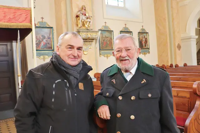 Mit viel Engagement und Herzblut setzten sich Alois Kickmaier (li) und Fritz Marx dafür ein, dass die Steiermark eine eigene Krippenbauschule bekommt. Für den Zuschlag ist der Leidenschaft der Krippenfreunde Kaiserwald und auch der Gemeinde zu danken,  die ein altes Bauernhaus am Fuße der Kirche nicht abriss, sondern den Krippenbauern zur Verfügung stellte.  | Foto: Edith Ertl