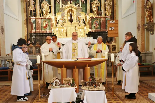 Bischof Wilhelm Krautwaschl zelebrierte mit den Priestern Norbert Glaser und Friedrich Trstenjak sowie Diakon Wolfgang Garber die Festmesse in Wundschuh am 8. Dezember.  | Foto: Edith Ertl