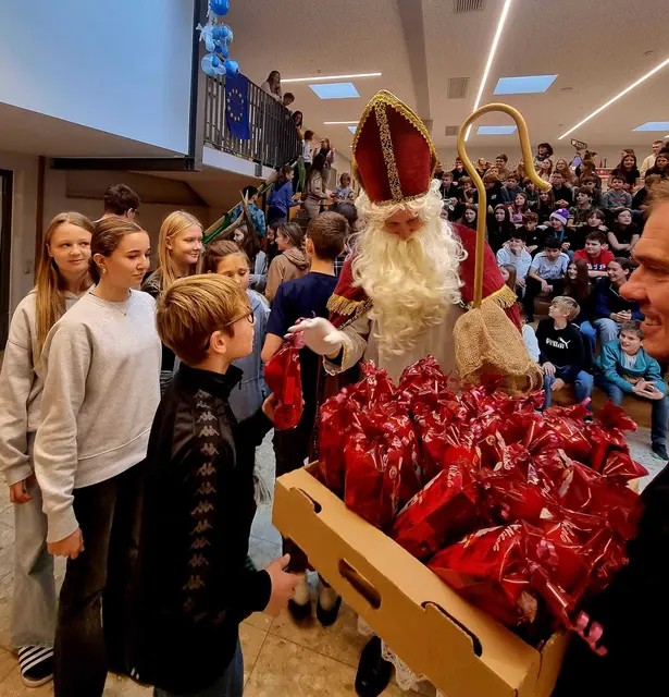 Der Nikolaus beschenkte die braven Schülerinnen und Schüler. | Foto: MS Lebring