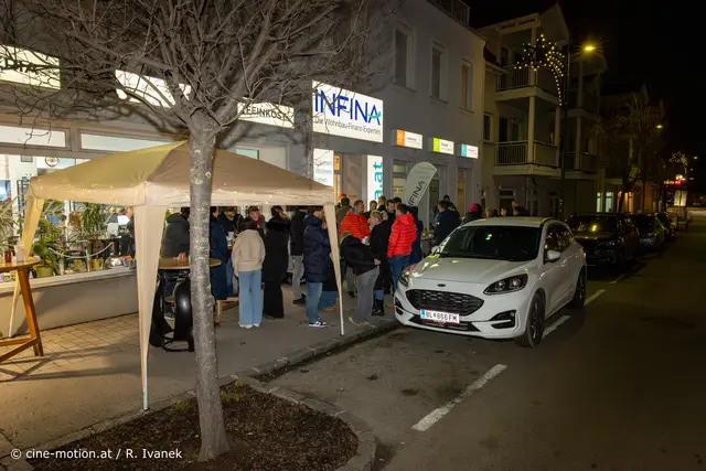 Auf dem Gehsteig vor der Pizzeria und dem Wohnbau-Finanz-Experten. | Foto: cine-motion.at / R. Ivanek