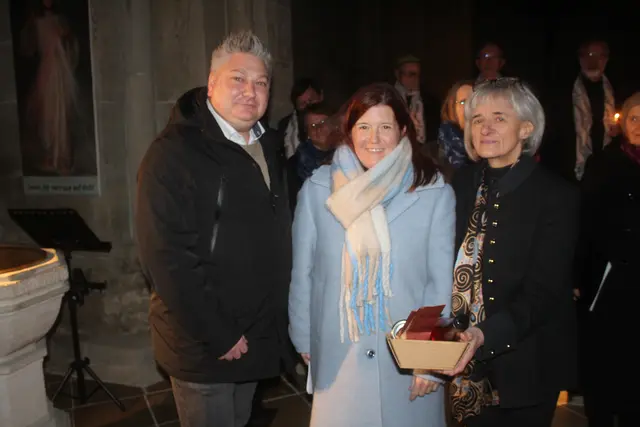 Bürgermeister Hubert Hofstetter mit Nicole Feucht und Maria Magdalena Nödl. | Foto: arbes