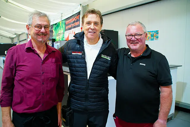 Walter Kropf (links) und Vizebürgermeister Helmut Kropf (rechts) kochten beim "Sautanz" auf. In der Mitte Hausherr und Gastwirt Gernot Schmidt. | Foto: Anna Maria Kaufmann